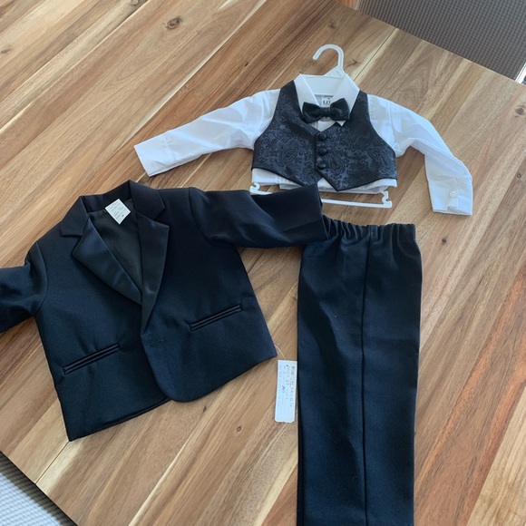 Litos Children’s Tuxedo - Picture 1 of 8